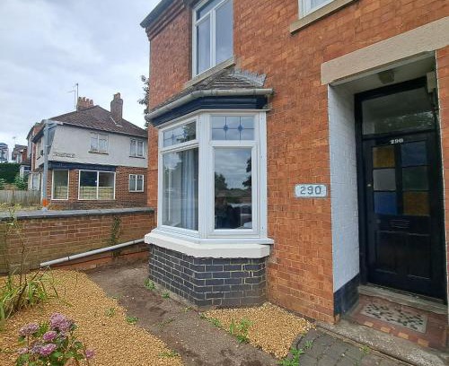 Kettering House | Huge 4 bed in the heart of Kettering