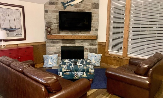 Branson Cottage | Huge 4-bedroom cottage at Stormy Point. Near attractions. Family Friendly.