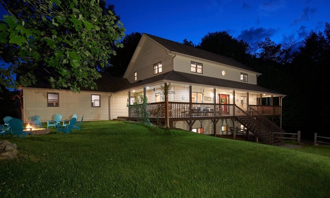 Foscoe House | HUGE 5BR, 4.5BA, 3 King Suites, Dog Friendly!