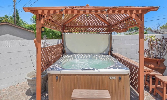 Norwalk House | Huge 5BR Jacuzzi 15min to Disneyland Sleeps 18