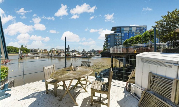 Thamesfield Boat Rental | Huge & Bright 4-Bed Houseboat on the River Thame next to Wandsworth Park
