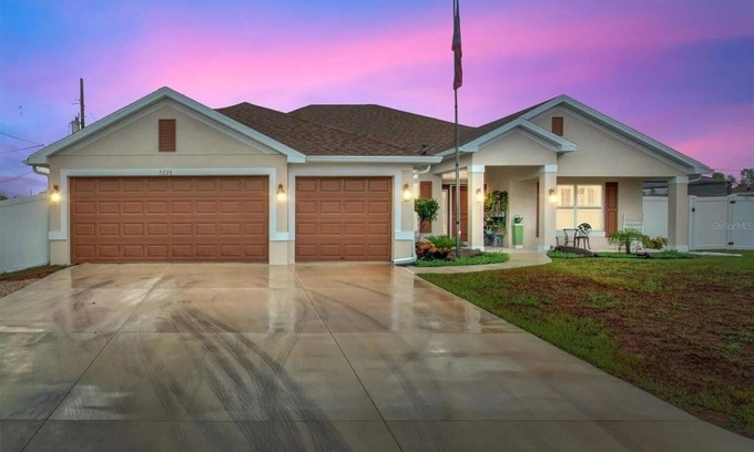 South Venice House | HUGE FALL DISCOUNTS! 5 Bdr, 3 bath. 7 Min to Beach, Sleeps 11, Private Pool!