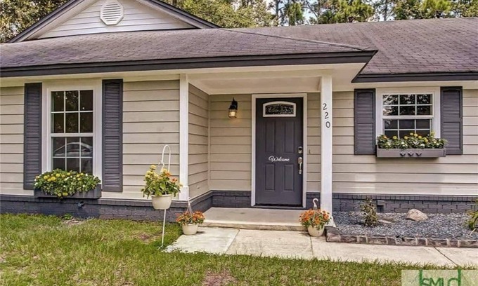 Savannah House | Huge, Family-Friendly Home. 10-Mins to Downtown! Giant TV's, sweet back porch!
