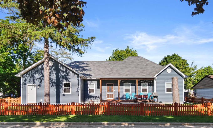 Lake Geneva House | Huge Family Home in Lake Geneva. Sleeps 10 Pet Friendly!
