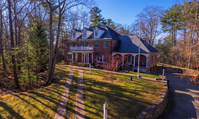 York Harbor House | HUGE family Home! Sleeps 27 comfortably. 3/10 mile from the Beach!