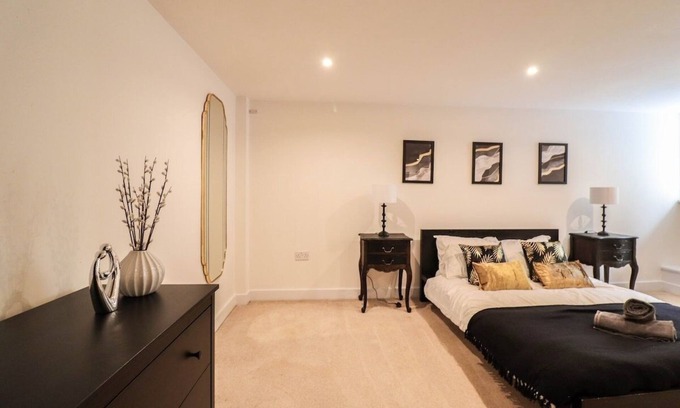 Vassall Apartment | Huge London 2 Bed Flat w/Parking