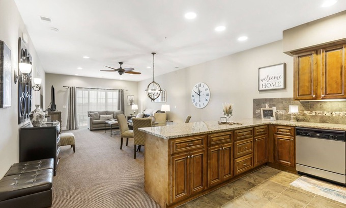 Branson Condo | HUGE LUXURY Condo with Pool! Elevator! Fun! Rec PLEX!12 Min To SDC & TB RK LAKE!