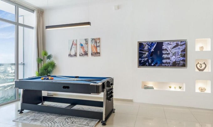 Dubai Marina Apartment | Huge Penthouse in Marina w Pool Table & Air Hockey