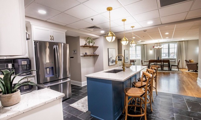 Historic South Hill Condo | HUGE Penthouse Suite- 3 BR & 2 Bath w/Elevator. Walk to UK-Downtown-Rupp