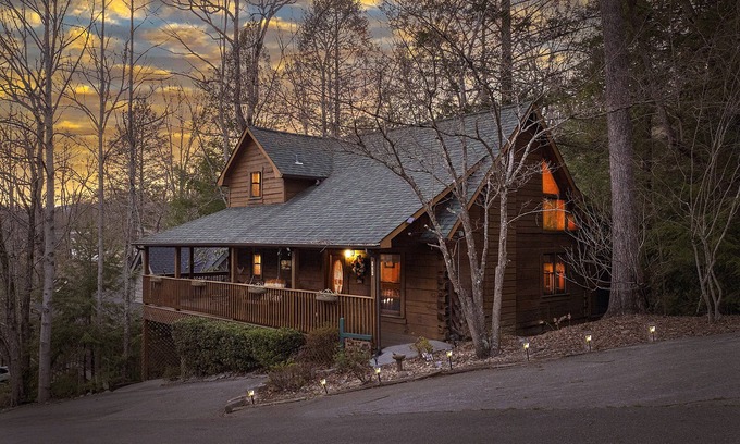 Gatlinburg Cabin | Huge Porch with Swings/Homey, Clean & Well Stocked/New Hot Tub