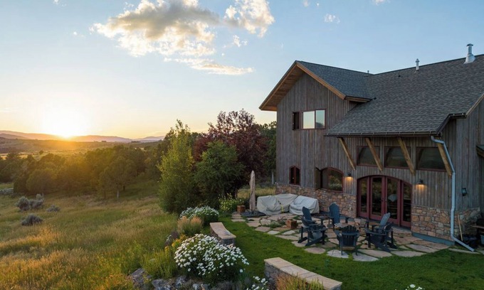 Carbondale House | HUGE VIEWS + LUX Finishes Outside Aspen