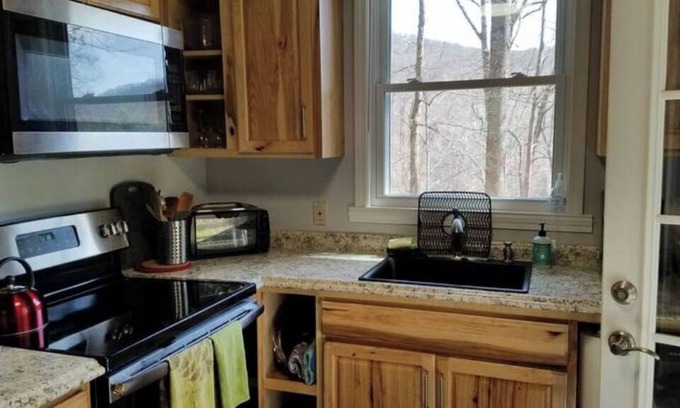 Gerton Cottage | Hummingbird Cottage-Peace&Hiking