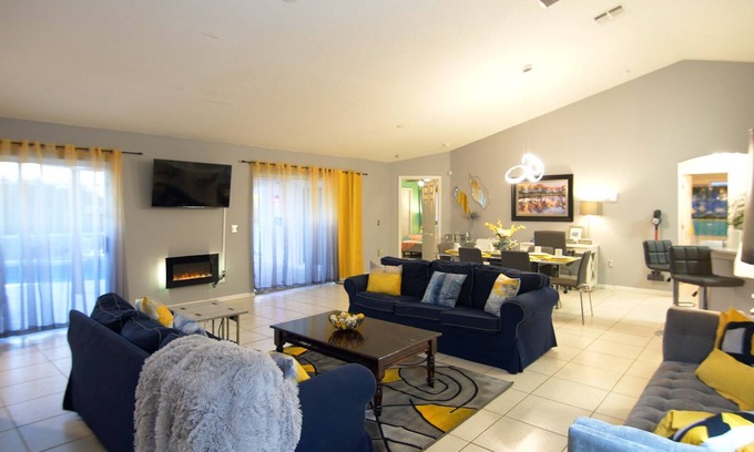 Thousand Oaks House | Hummingbird Haven. Come enjoy our slice of Heaven. Free pool heat in May