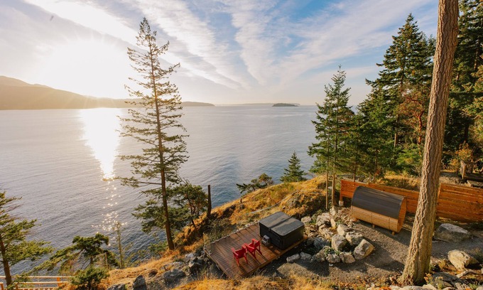 Bowen Island House | Hummingbird Oceanside Suites: David Peak Suite