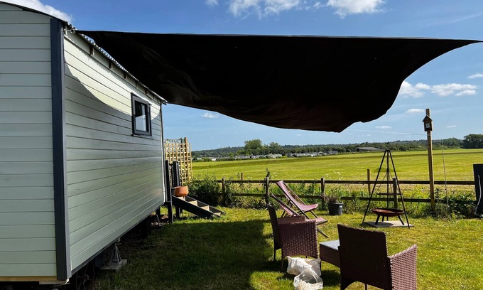Heacham Cabin | Hunstanton - Glamping Shepherds Hut