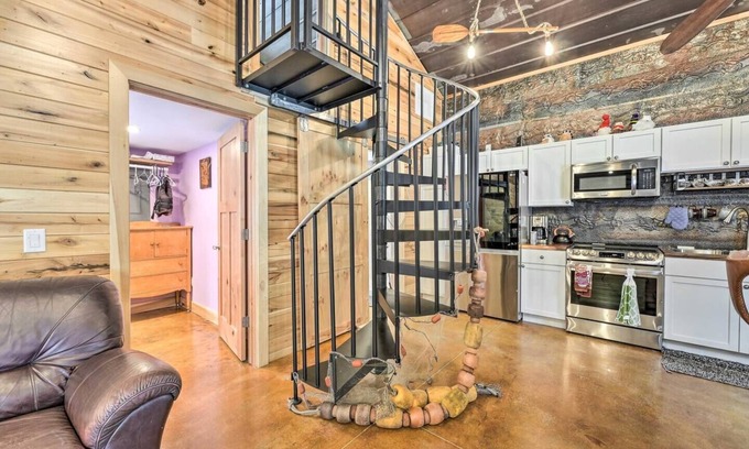 Bloomingdale Cabin | 🍁HUNT, FISH, PLAY!🍁 Fun Lake Cabin, 7 acres + public land ; Games; Updated