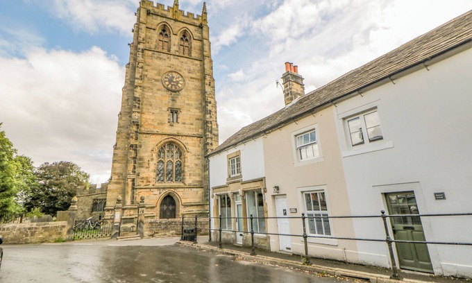 Youlgreave Cottage | HUNTERS COTTAGE, pet friendly, with open fire in Youlgreave