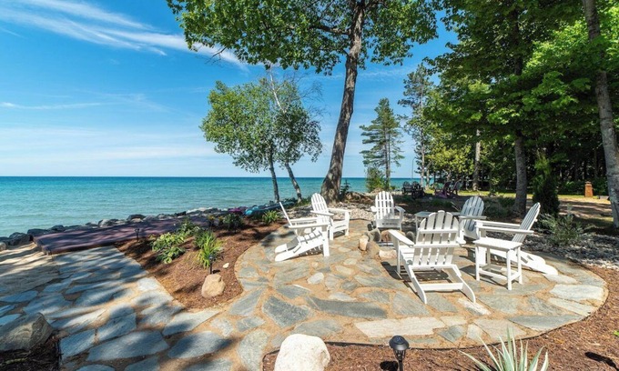 Cheboygan House | Huron Helm · Lake Front*Hot Tub*Fire Pit*Kayaks*Arcade Games*
