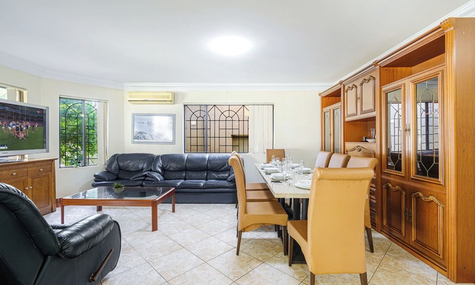 Hurstville House | Hurstville Centre 2-level Large House for 16+ ppl