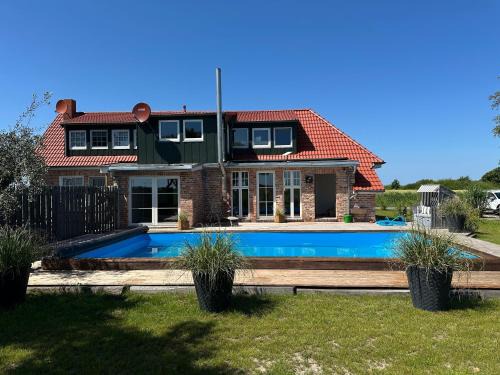Ostermarsch House | Huus an`t Diek, Luxus in Deichnähe, Erdgeschosswohnung mit Pool, Nähe Norddeich