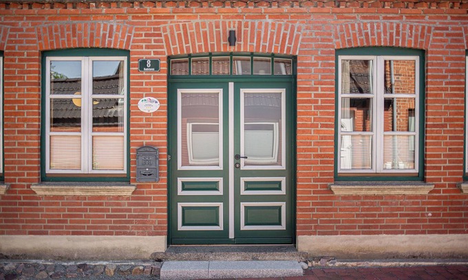 Burg auf Fehmarn Apartment | HUUS BADSTAVEN - Holiday Apartment Muschel in Burg's Most Beautiful Alley