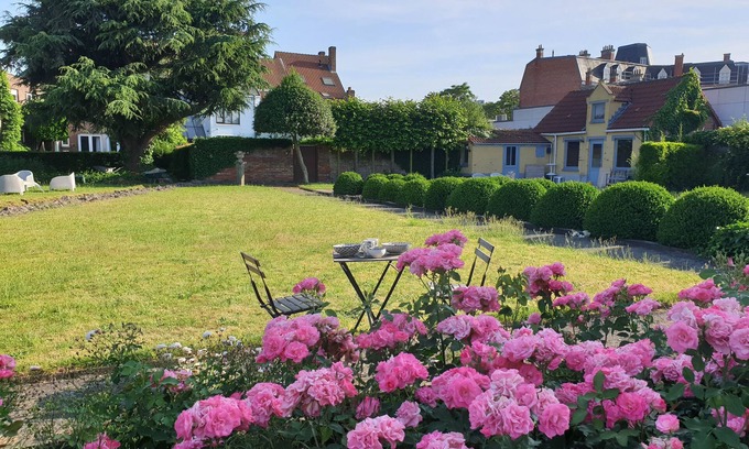 Sint-Kruis House | Huyze Lapin: Ruime Woning met Tuin & Zwembad, op Wandelafstand van Brugge