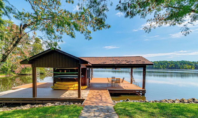 Semora Cabin | Hyco Lake Escape w/ Deck & Dock: Families Welcome!