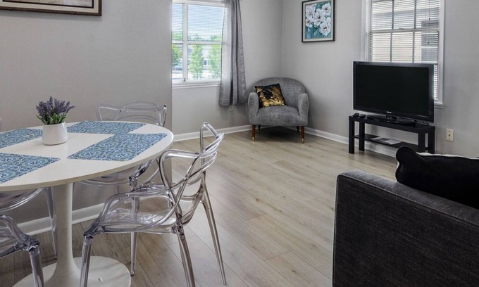 Hyde Park Apartment | Hyde Park, King Bed w/Office by Bayshore, TGH, UT