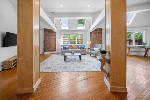 Hyde Park Apartment | Hyde Park Penthouse with Private Patio