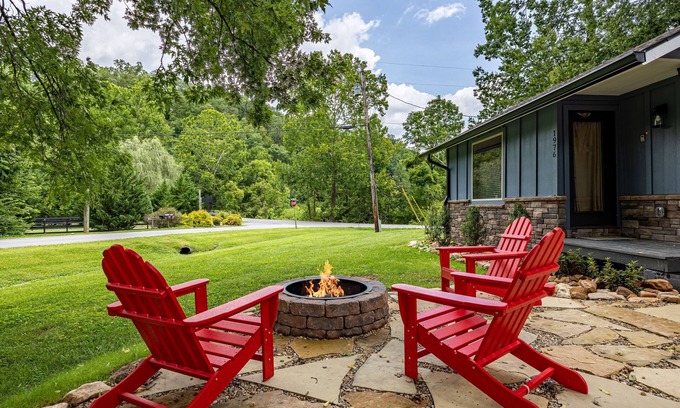 Gatlinburg - Pigeon Forge Cottage | I Do: Romantic Smokies Cabin!