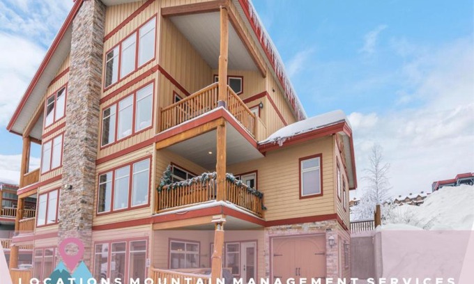 Big White Ski Resort Apartment | I Spy - Cozy Pet Friendly, Ski In Ski Out Condo with Private Hot Tub