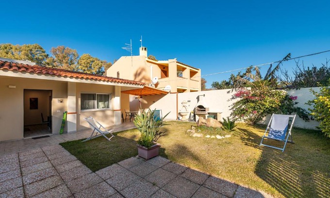 Geremeas House | Ibiscus Rosa 2