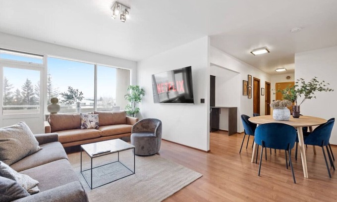 Haaleiti Apartment | Icelands Biggest Mall, 8 Minute walk. Free parking