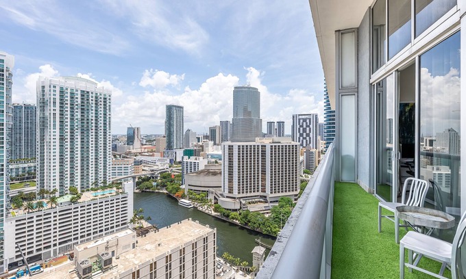 Downtown Miami Apartment | Icon Brickell. Wonderful 1/1 with double height ceilings. Amazing place!