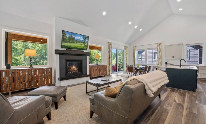 Sandpoint House | Idaho Club Golf Course | Stunning Mid-Century Modern Flair & Mountain Views