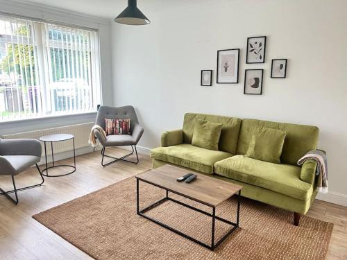 Glasgow House | Ideal 3 Bed Home In Glasgow City With Free Parking