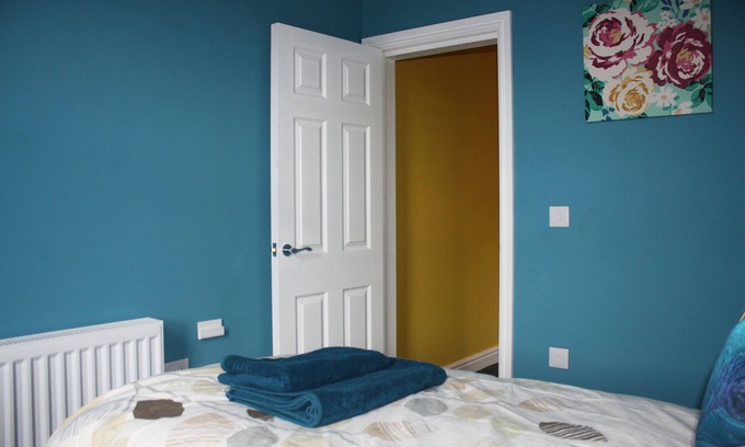 Crewe House | Ideal house for small groups - sleeps up to 7