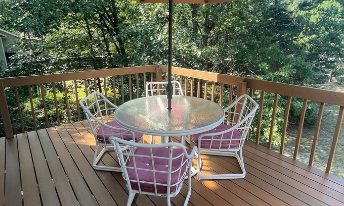 Saugatuck House | IDEAL Location in Saugatuck - 2 minutes to Downtown & Blue Star Trail @ Frt Door