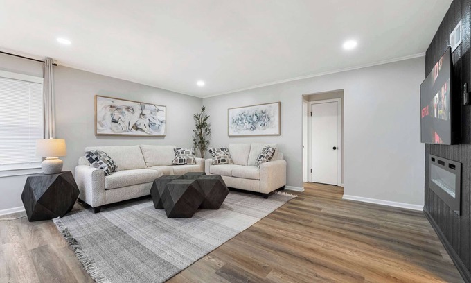 Franklin Park House | Ideal Spot Just Minutes from O’Hare Airport | LCP Collection