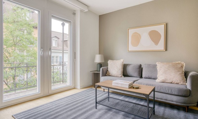 Werd Apartment | Ideal Wiedikon 3.5 Room w/Storage, 1 min to Market, by Blueground