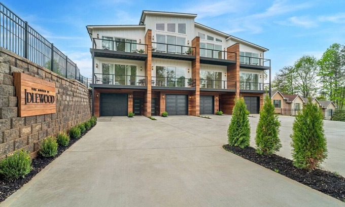 Ashley Oaks House | Idlewood Suites ~ 3-Story West Knoxville Suite #2