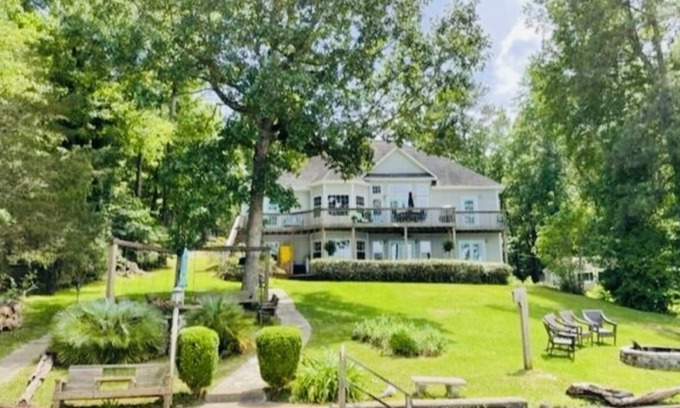 Hardwick House | Idyllic 3 BR lake HOME for 8! Arcade fun! B-ball & air hockey! BIG & DEEP water!