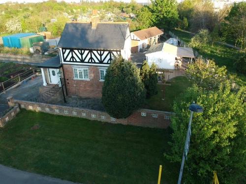 Leyton House | Idyllic Cottage in Jubilee Park