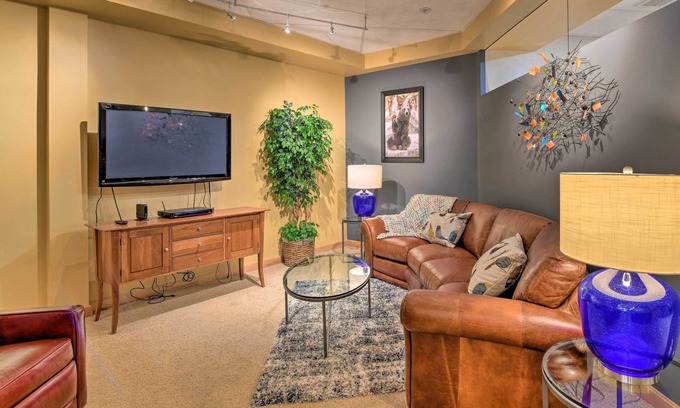 Downtown Anchorage Condo | Idyllic Dtwn Anchorage Condo w/Fireplace!