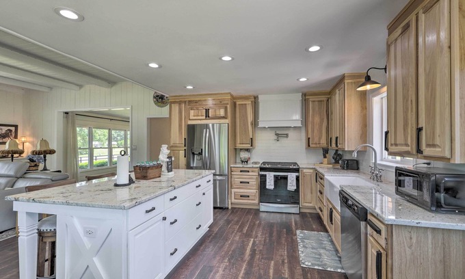 Stockbridge House | Idyllic Stockbridge Gated Escape w/ Views!