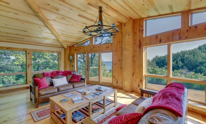 Sturgeon Bay Cabin | Idyllic Sturgeon Bay Cabin w/Fire Pit + View