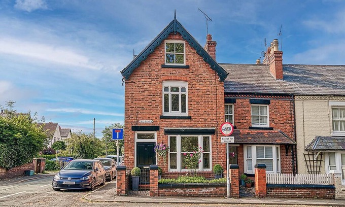 Chester Cottage | Idyllic Victorian Cottage Open Fire, Hot Tub, Sleeps 8, City 5 mins, Zoo 15 mins