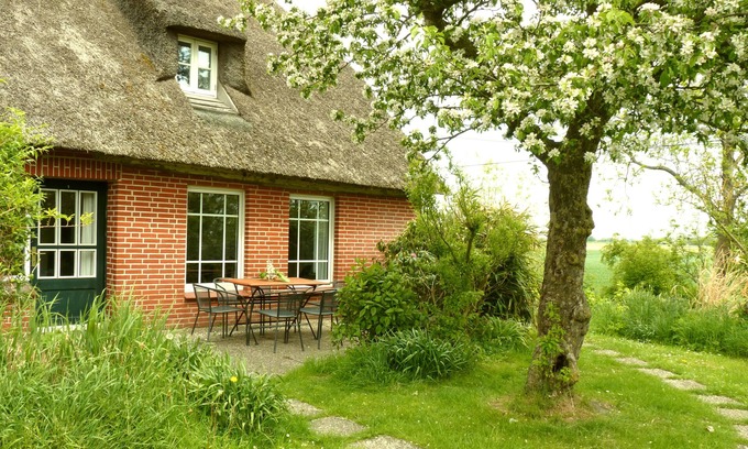 Tetenbull Condo | Idyllische Reethaus-hälfte mit Kaminofen, Terrasse+garten/Ebenerdig