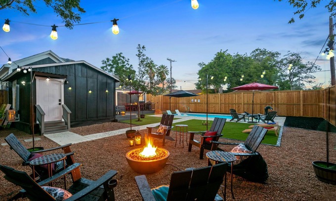 Eastside Promise Neighborhood House | IG-Worthy-Oasis: Heated Pool+Hot Tub+Fire Pit+Movie Room in Downtown.
