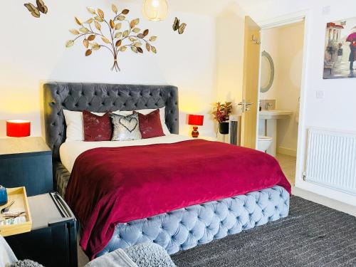 Seacroft House | Igloo Magnolia Room Stay I Breakfast I Free Parking